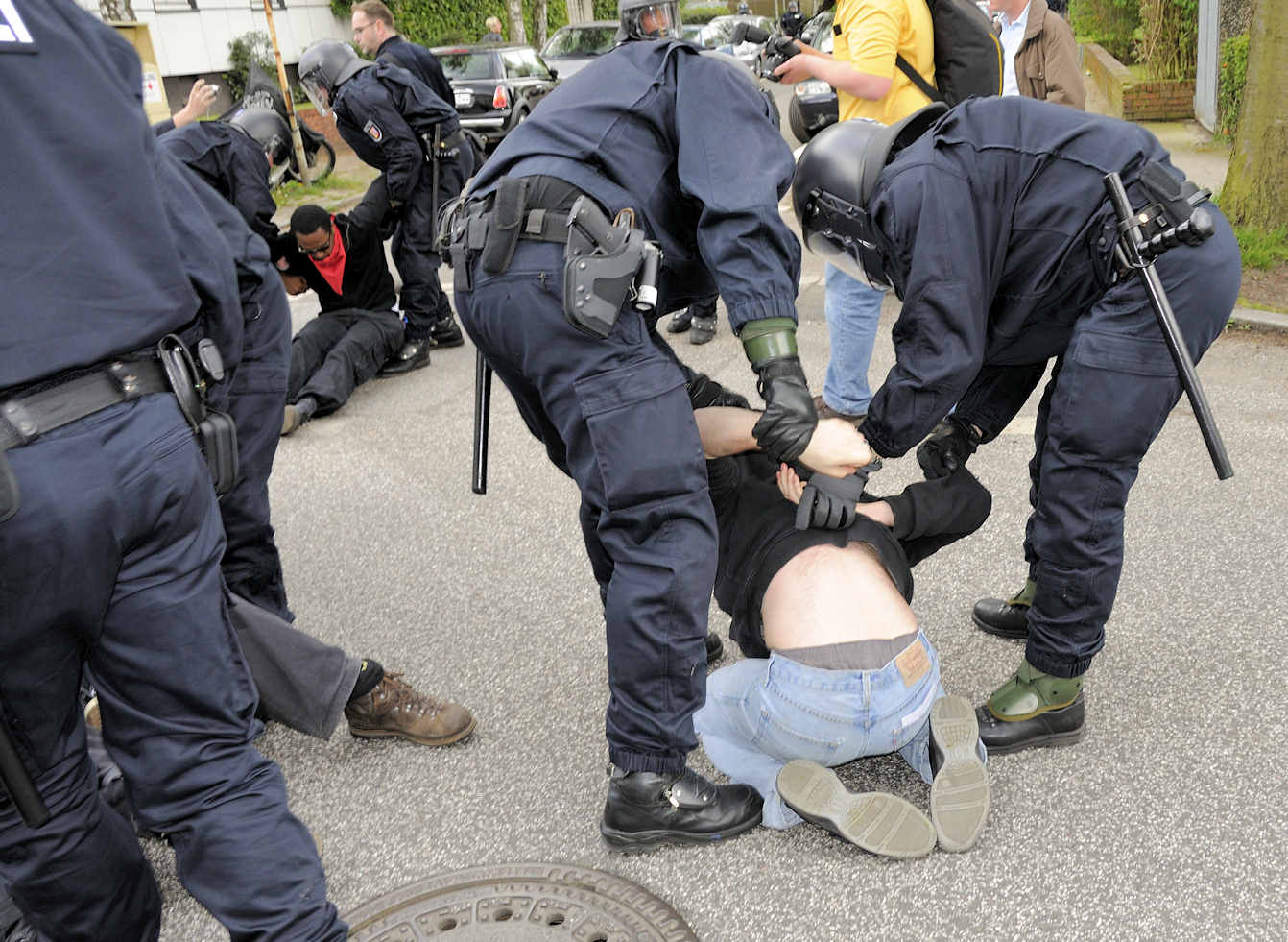 _DSC3886 Demonstranten werden von freundlichen Polizisten geholfen - Demonstration in Hamburg. | Nazidemonstration in Hamburg Barmbek - Proteste.